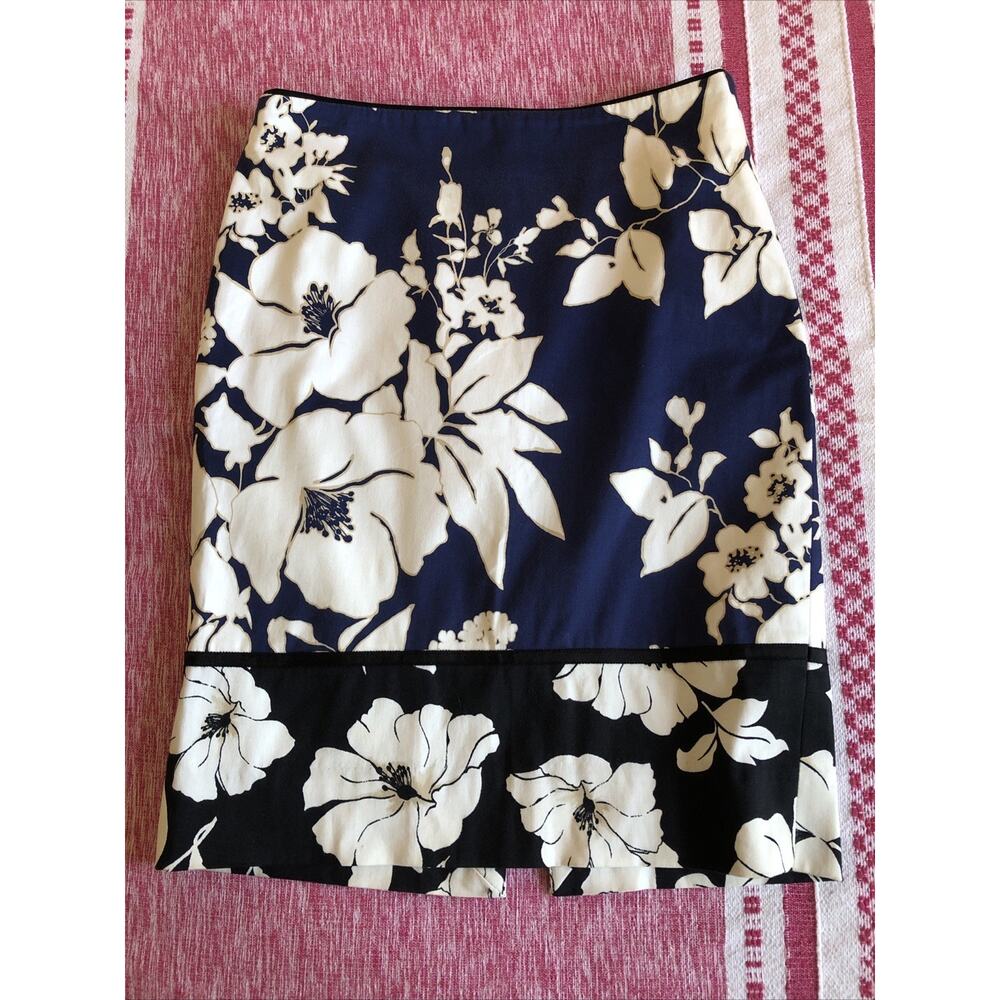 White House Black Market Black Navy Blue White Floral Pencil Skirt Size 4 Lined - Picture 3 of 7